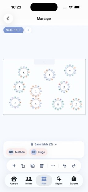 Plan de salle de mariage avec dix tables rondes et les invités placés autour